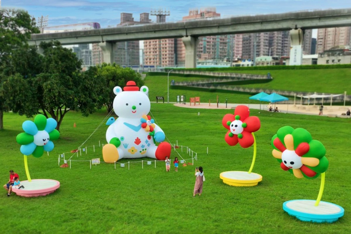 「奇幻藝花園」的微笑花朵們待配旁邊6米高的幸福熊。（圖／新北高灘處提供）
