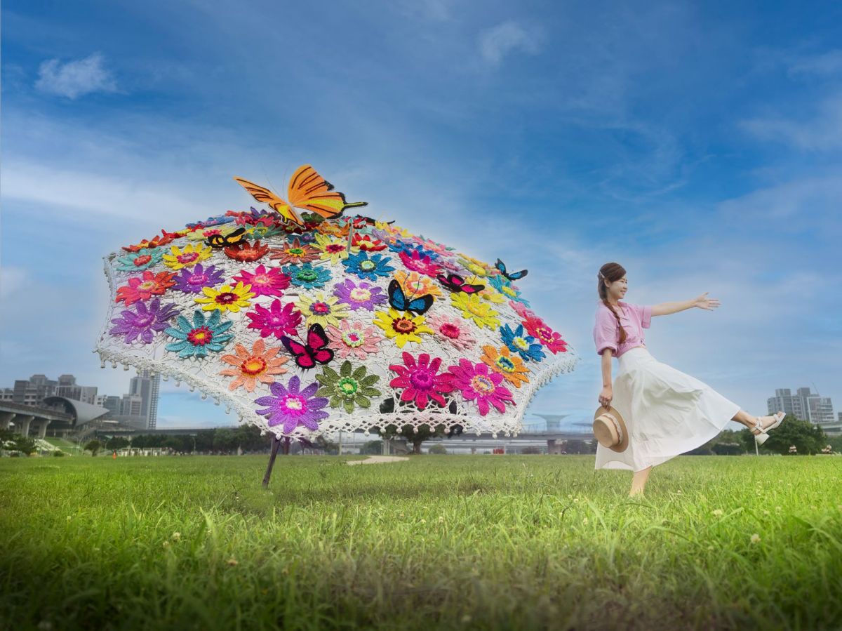 4米高「織夢花傘」是編織藝術家楊海茜的作品。（圖／新北高灘處提供）
