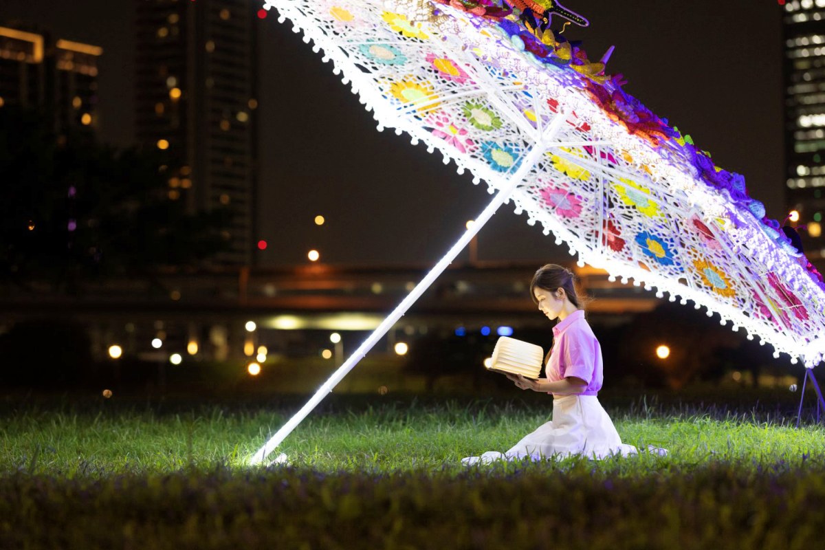 花朵在日光下綻放，夜晚則透過光雕技術照耀出螢光的效果。（圖／新北高灘處提供）