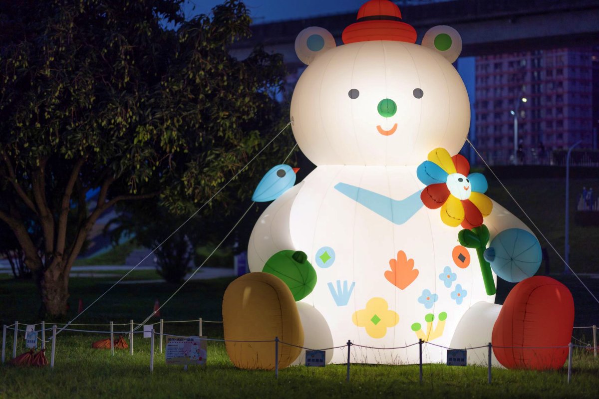 夜幕時分，幸福熊和微笑的花朵們陪你在大都會公園數星星。（圖／新北高灘處提供）