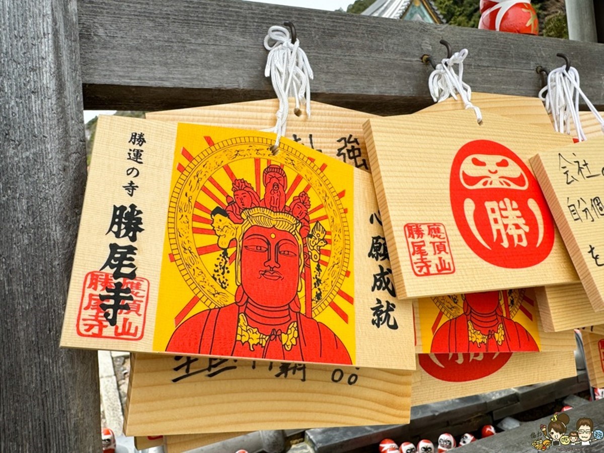 除了買不倒翁祈福,也可以在繪馬上寫願望。(圖/跟著尼力吃喝玩樂提供)