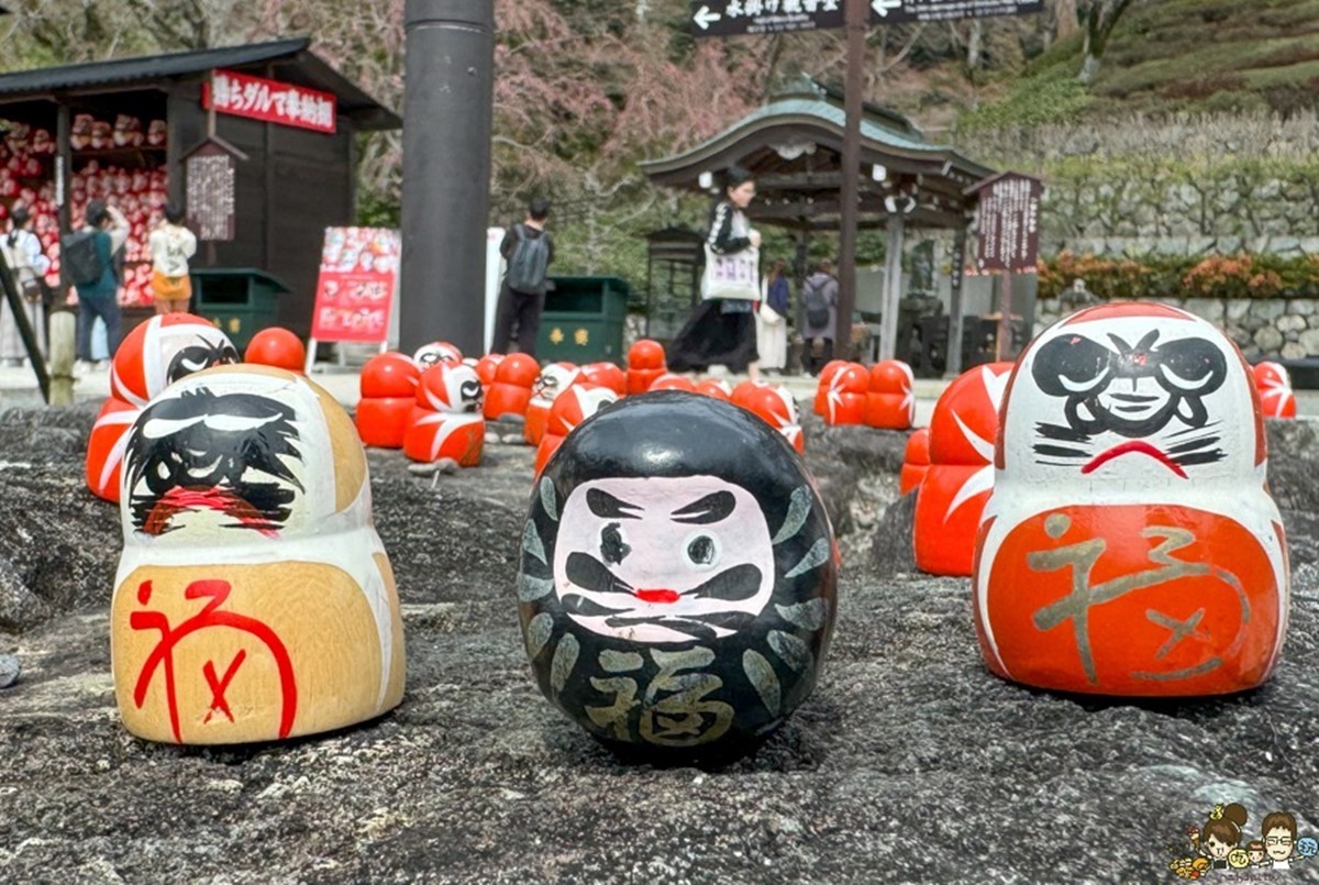 不倒翁有多種顏色,還有達摩布娃娃跟樂高達摩。(圖/跟著尼力吃喝玩樂提供)