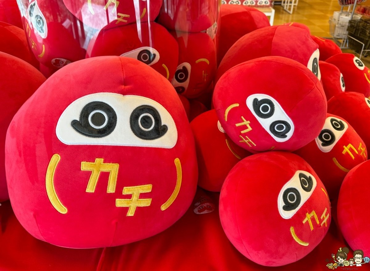 不倒翁有多種顏色,還有達摩布娃娃跟樂高達摩。(圖/跟著尼力吃喝玩樂提供)