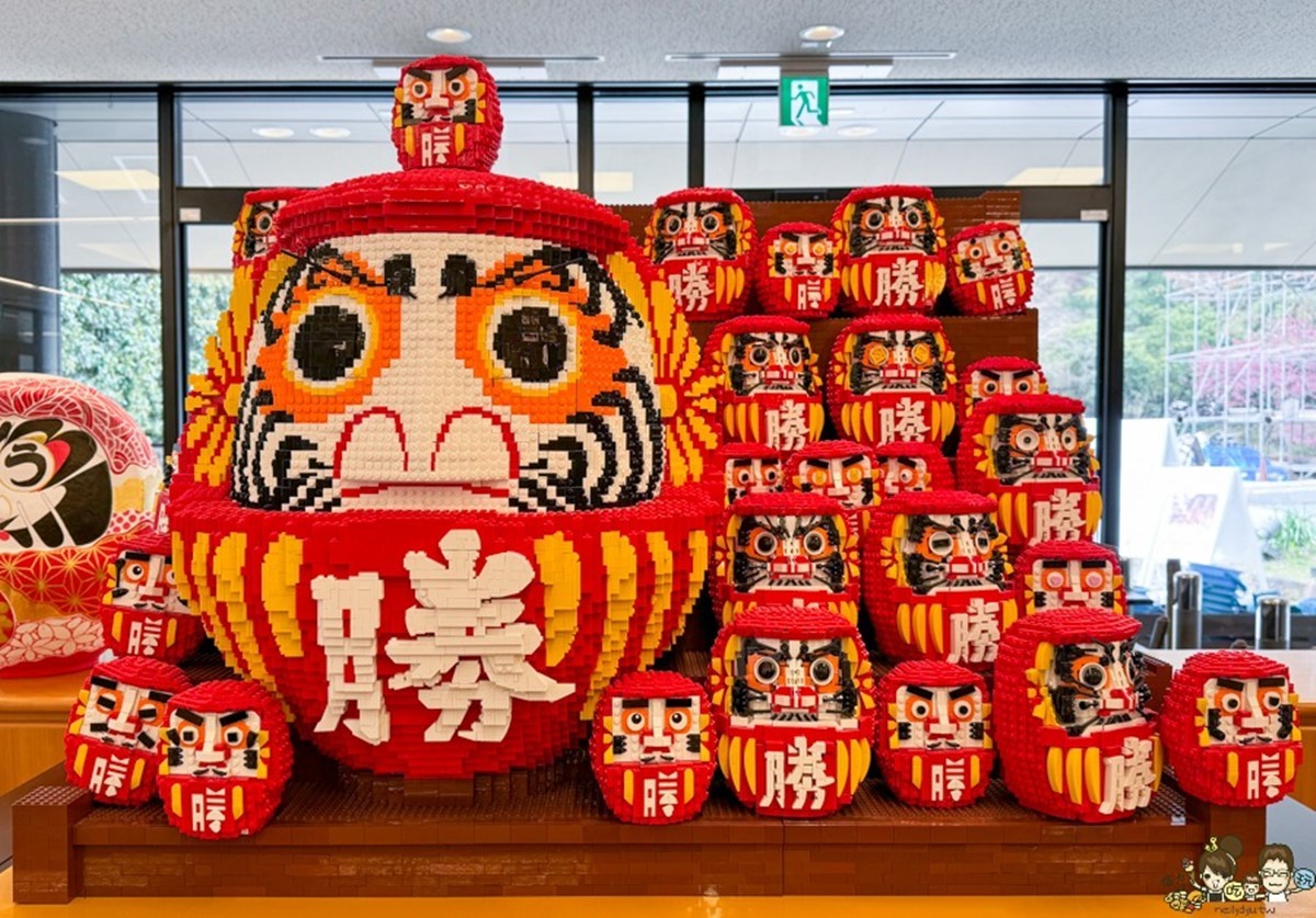 不倒翁有多種顏色,還有達摩布娃娃跟樂高達摩。(圖/跟著尼力吃喝玩樂提供)