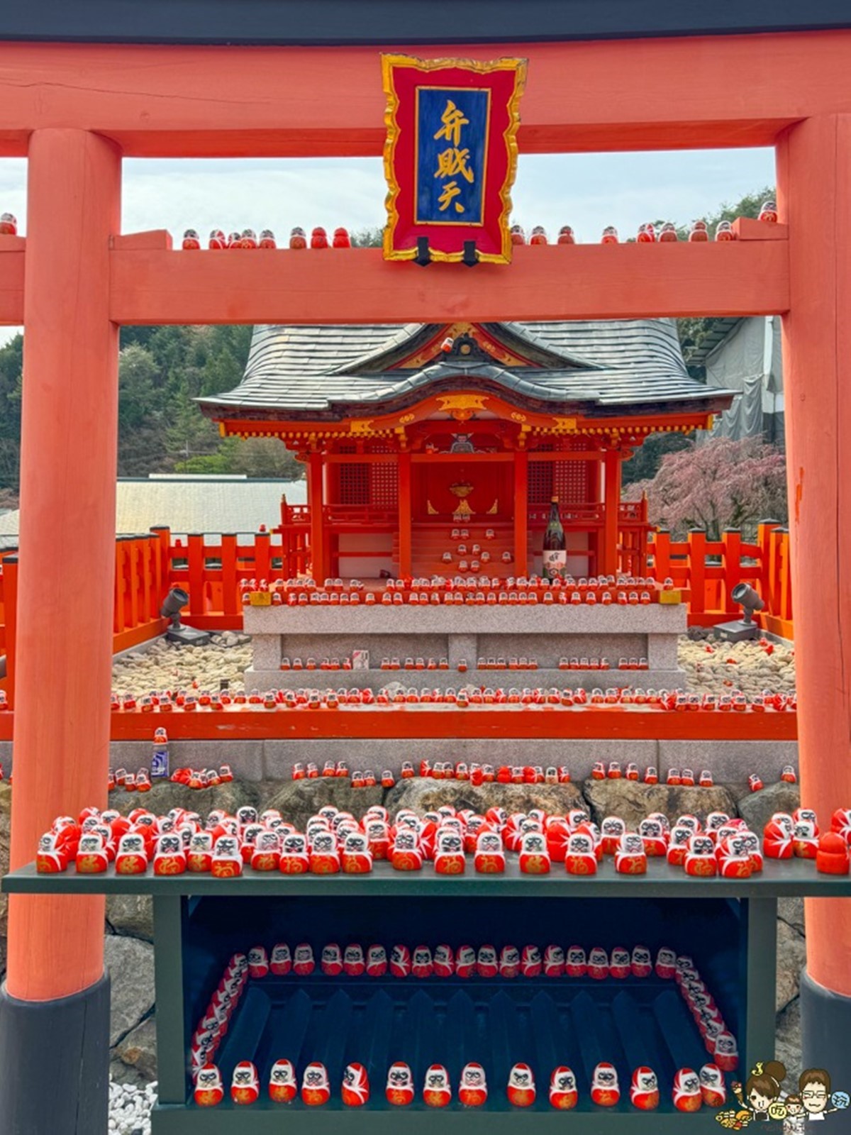 寺內沿著階梯而建的奉納架、弁財天財神的鳥居周圍都擺滿不倒翁。(圖/跟著尼力吃喝玩樂提供)