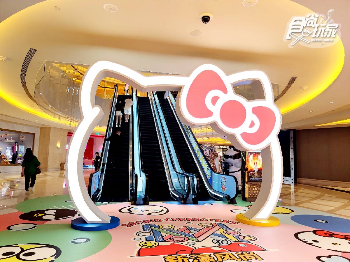 1樓前往2樓的電扶梯有HELLO KITTY造景也很吸睛。(圖/劉易昇攝)
