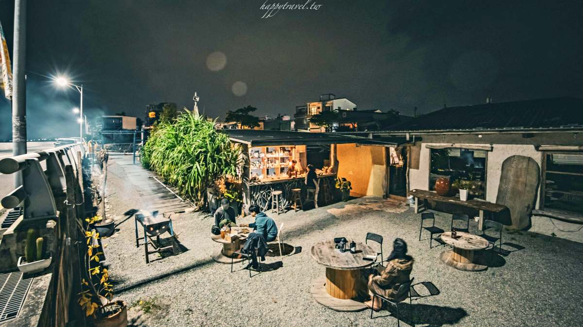 台東「有海｜東岸露天酒吧」地理位置隱密，被稱為酒吧中的祕境。（圖／黑皮的旅遊筆記提供）