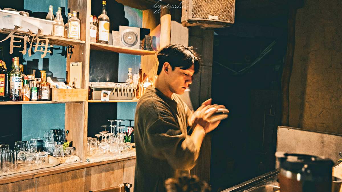 老闆本人顏值超高，來店裡小酌一次滿足視覺和味蕾。（圖／黑皮的旅遊筆記提供）