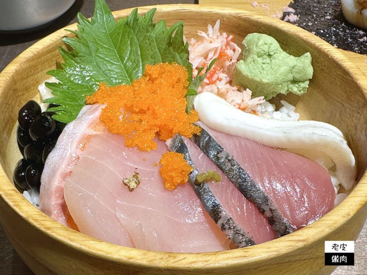 「國民海鮮丼」吃得到5大塊生魚片,是CP值最高的首選。(圖/老皮嫩肉的流水帳生活提供)