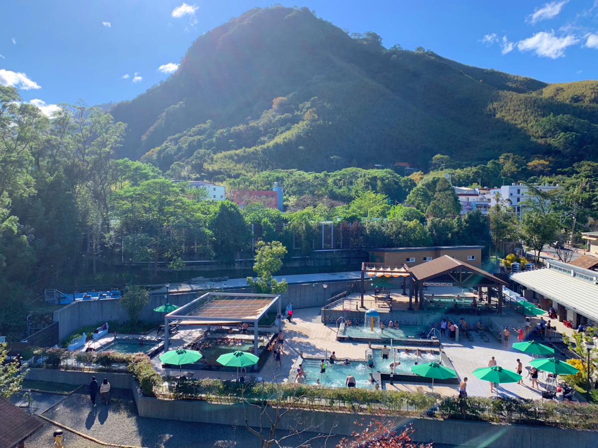 戶外大眾湯池群山環繞。(圖/羅浮溫泉提供)