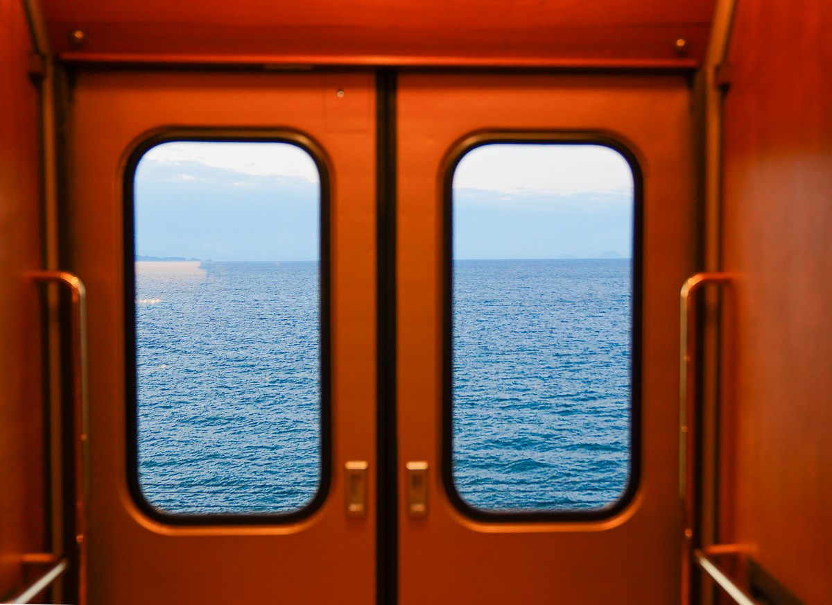 列車上可以看到超美海景。（圖／美食好芃友提供）