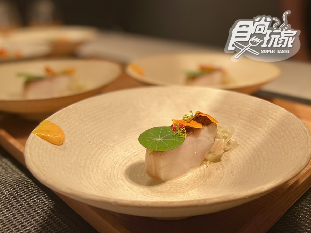 盤中中央以炭烤半熟成的澎湖海鱺魚肉為主體。(圖/張庭瑄攝)