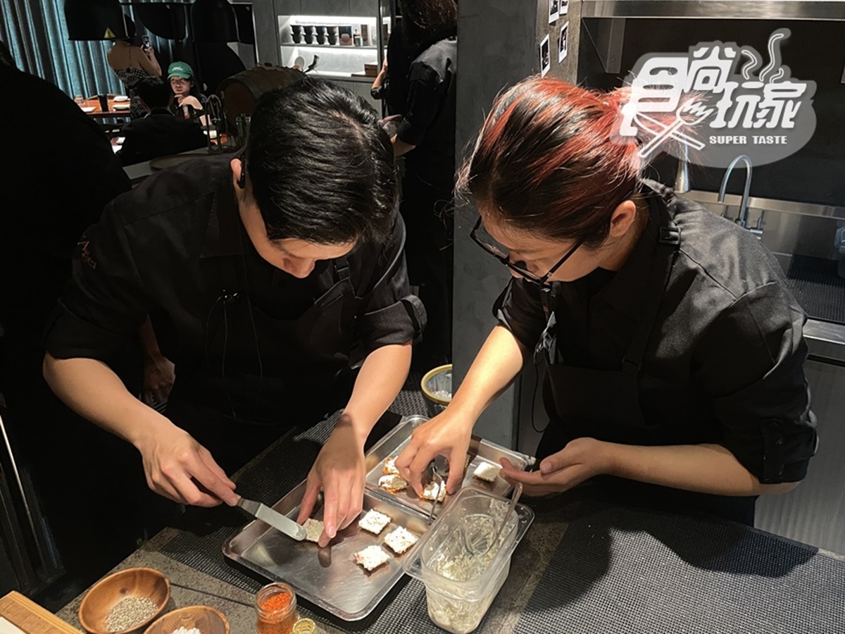 L’Atelier par Yao 可以看見廚師們對於每一道餐點的細節講究。(圖/張庭瑄攝)