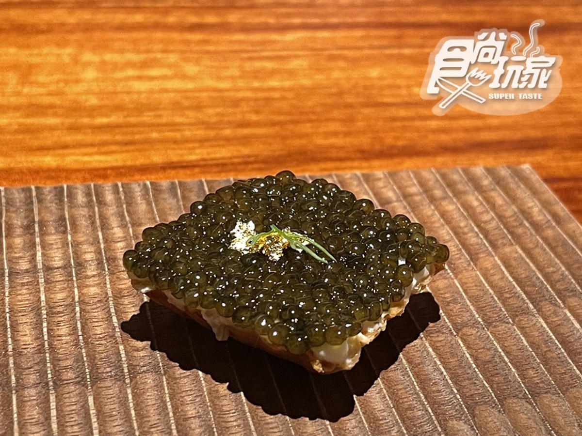 開胃菜「帝王蟹/酸奶油/塔殼」品嘗得到鹹鮮魚子醬與蟹肉絲口感。(圖/張庭瑄攝)