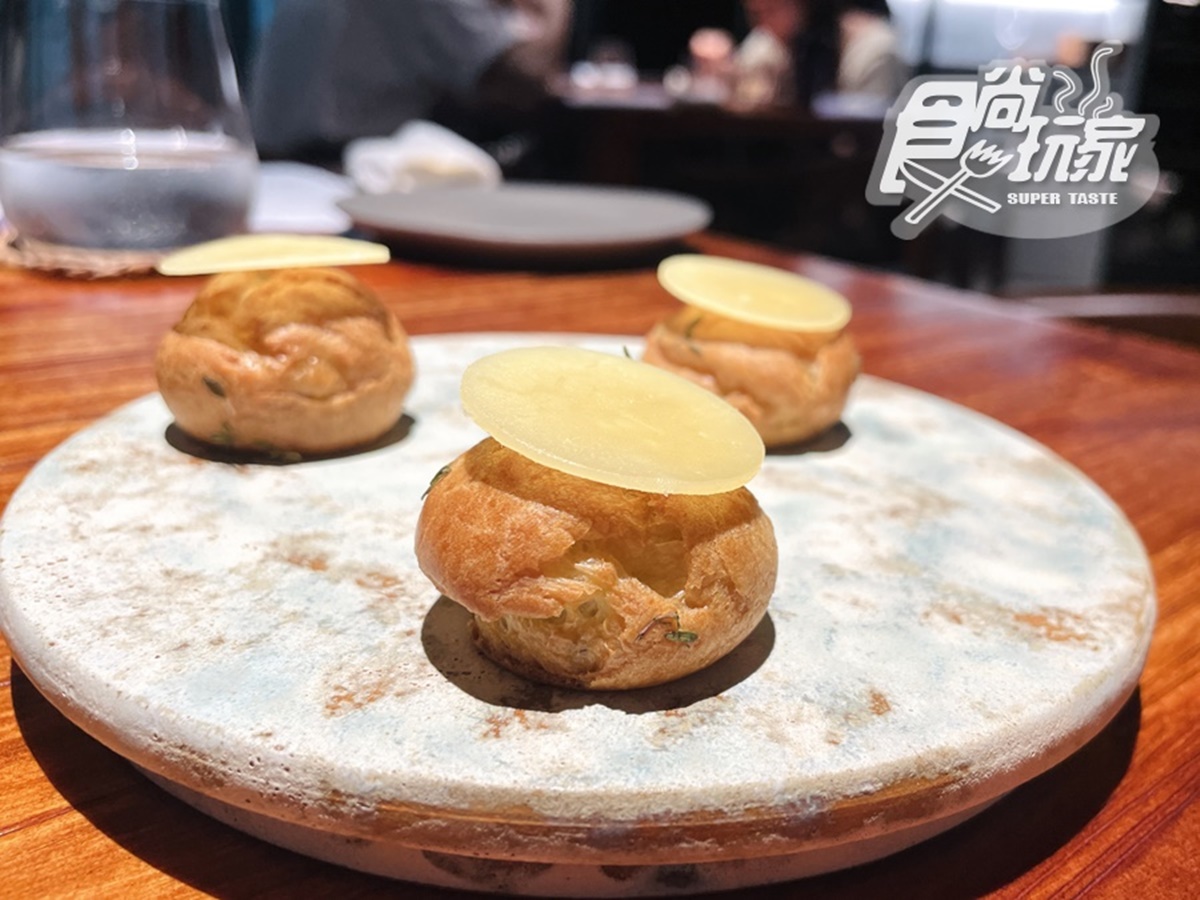 開胃菜「陳年康提起司/鹹泡芙」內餡品嘗得到濃郁黑松露香。(圖/張庭瑄攝)