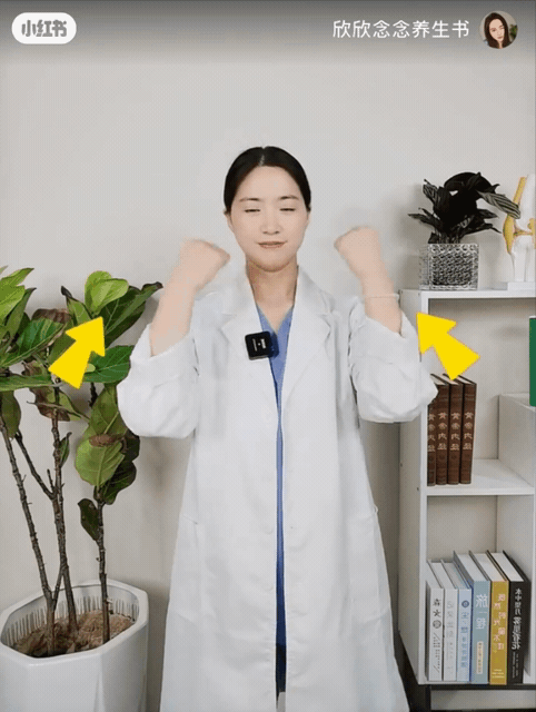 握拳向前延伸動作可幫助清除體內的廢物和毒素。(圖/翻攝自欣欣念念养生书小紅書)