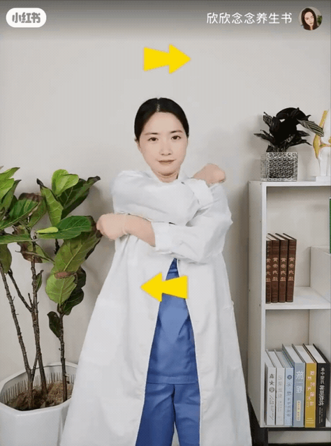 握拳交叉延伸動作可以間接保護肝臟健康。(圖/翻攝自欣欣念念养生书小紅書)