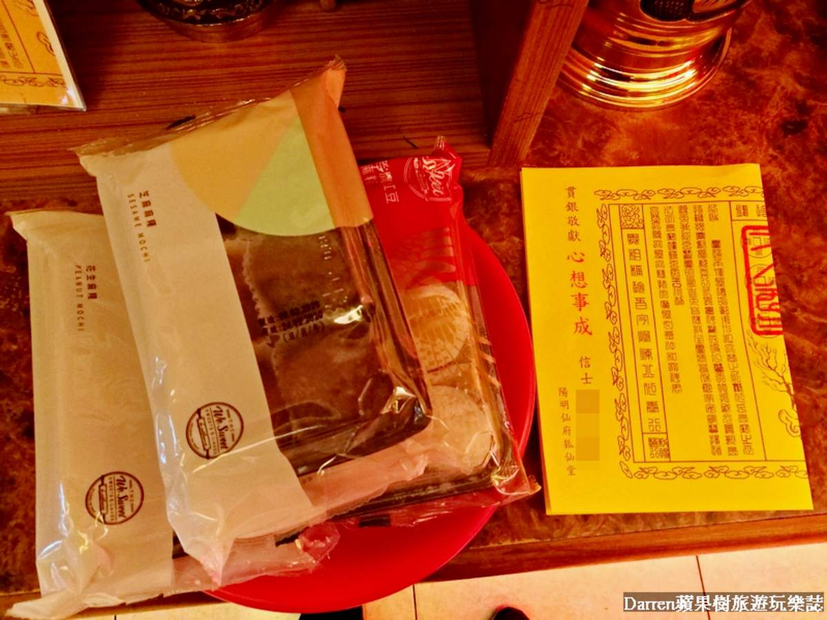 參拜狐仙還是有許多眉角要注意，像是參拜供品要以單數為原則，且新鮮未開封。（圖／DARREN蘋果樹旅遊玩樂誌提供）
