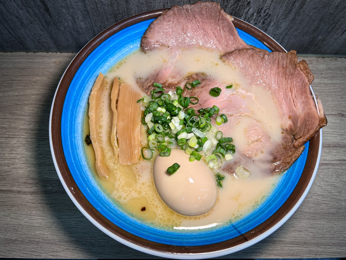 「雞白豚骨拉麵」以濃郁的豚骨湯底配上清爽的雞骨高湯,整體湯頭既厚實又清爽。(圖/達浪的日常手札提供)