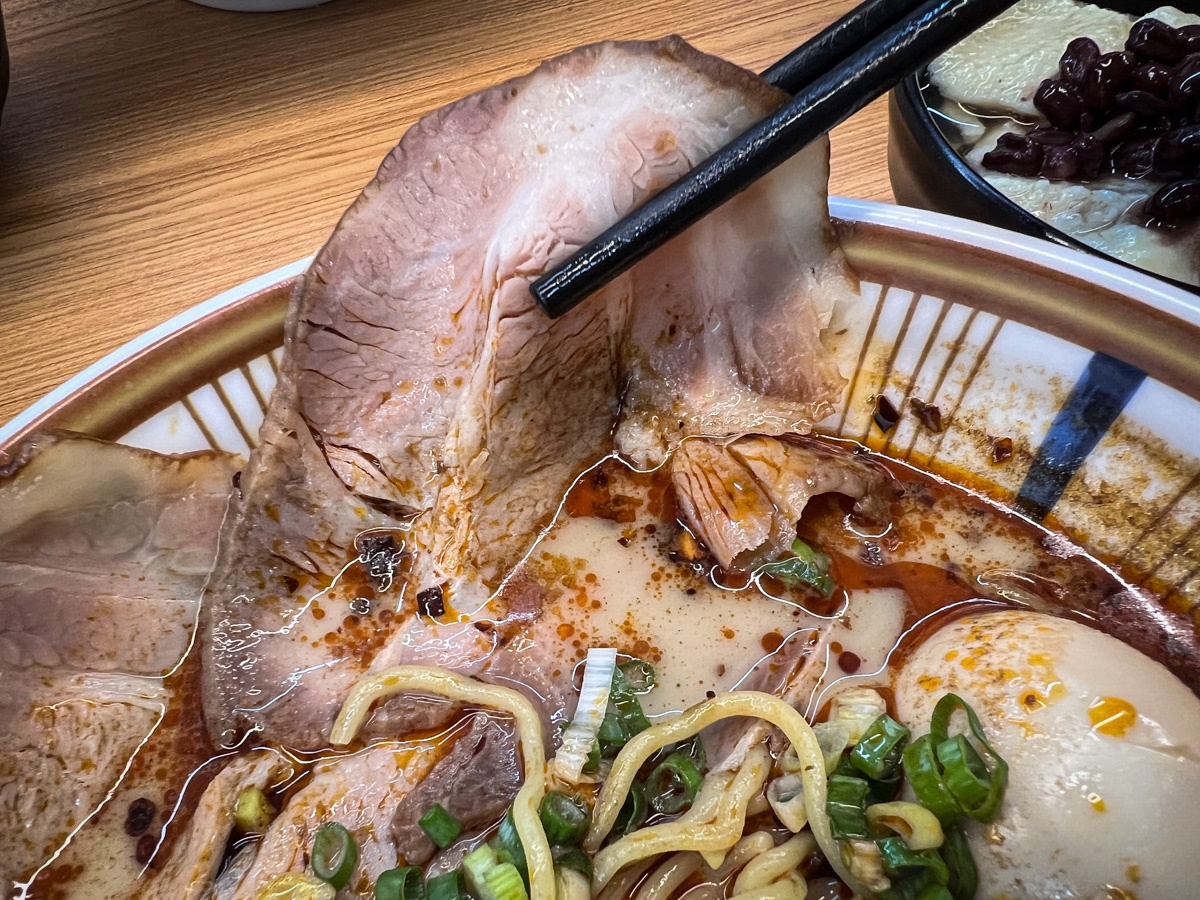 果香豚肉叉燒,選用台灣梅花豬肉,吃來軟嫩適中略帶咬勁。(圖/達浪的日常手札提供)