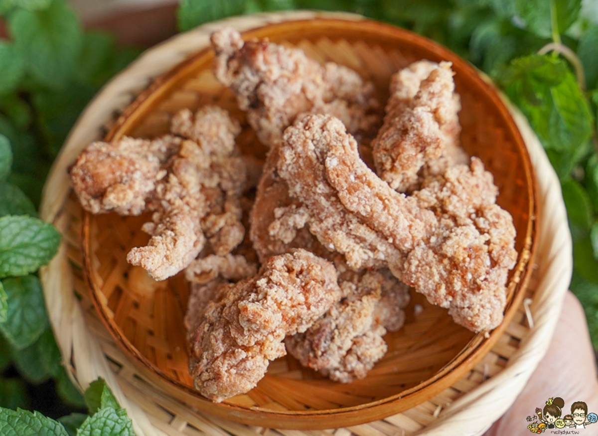 獨家醃料調味的三角骨,經過現點現炸。(圖/跟著尼力吃喝玩樂提供)