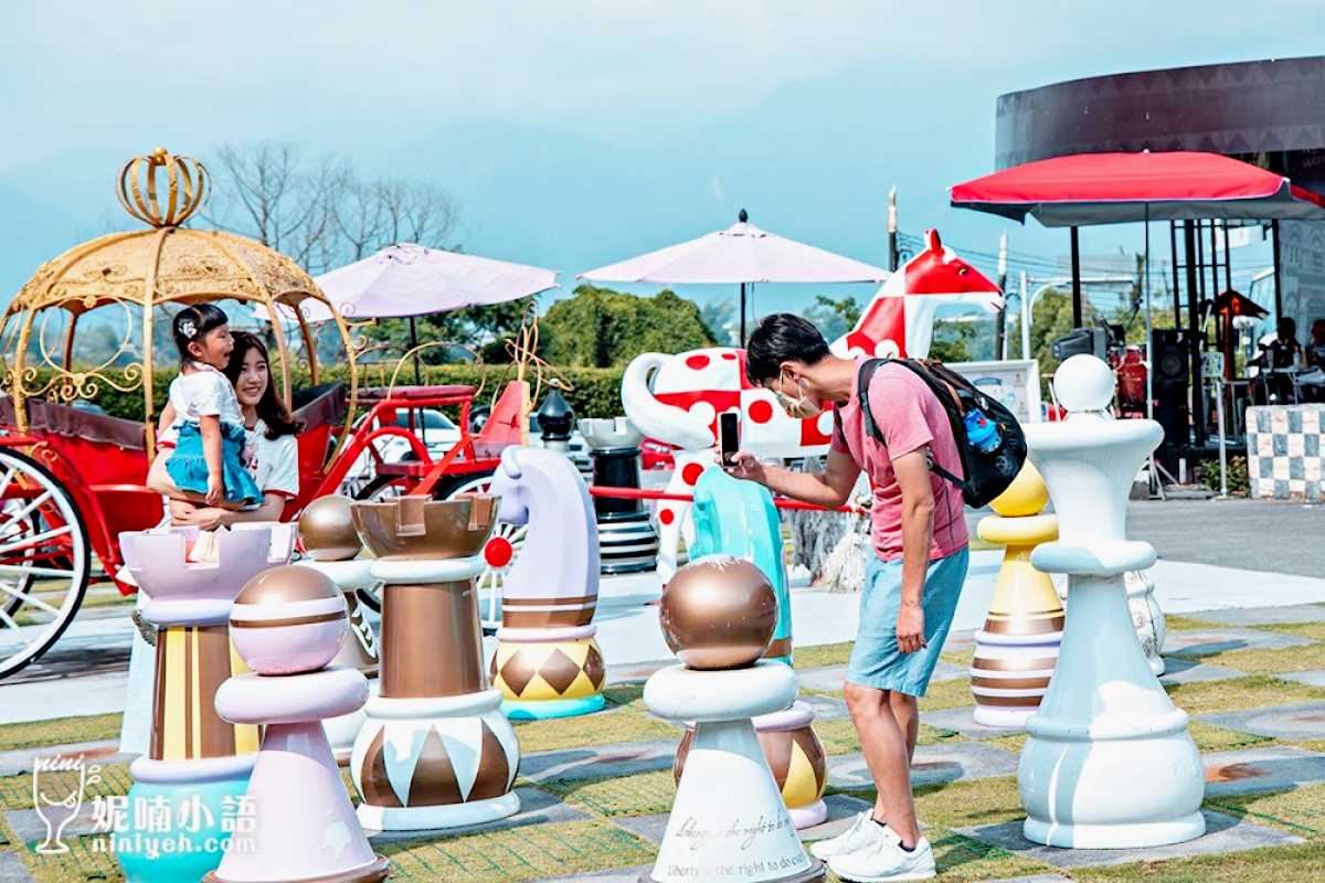 城堡前有1座巨型西洋棋盤,顏色鮮豔的棋子快比人還高,小朋友在這裡跳來跳去應該會很開心。(圖/NICO&妮喃小語提供)