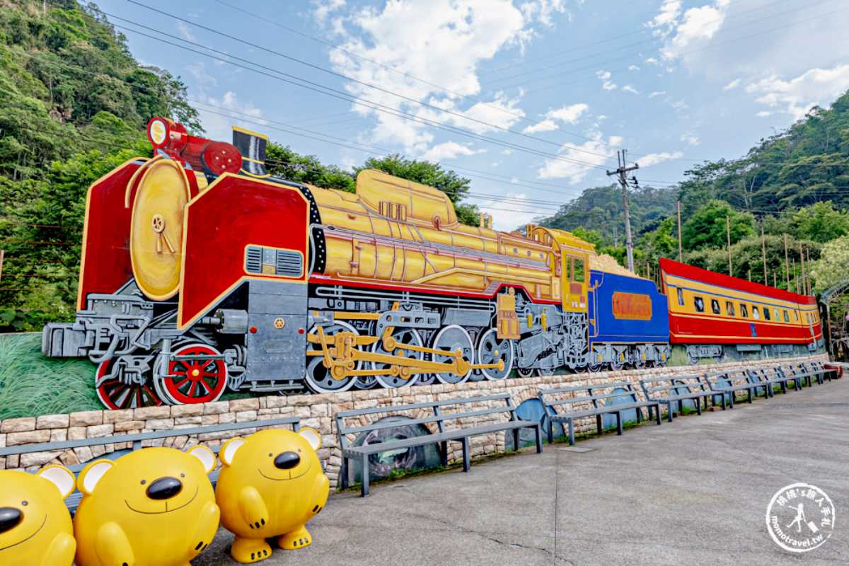 西洋棋盤的後方,有1輛復古造型的蒸汽火車。(圖/桃桃's旅人手札提供)