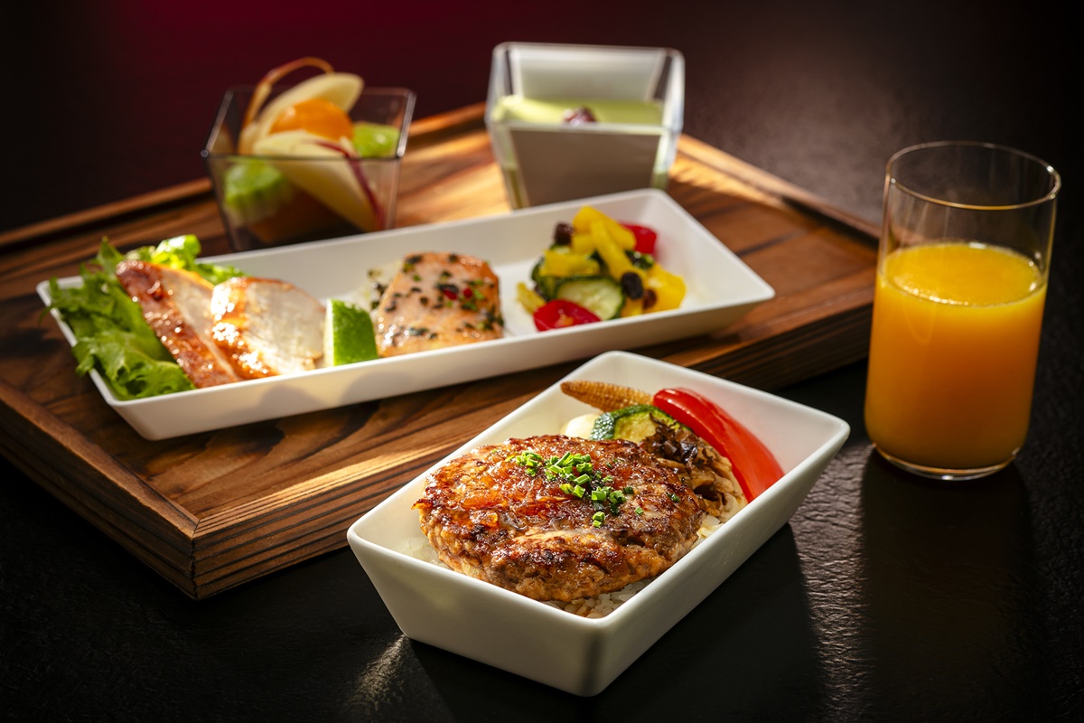 豪華經濟艙推出和牛等級餐點「老乾杯日式和牛漢堡排飯」。(圖/乾杯提供)