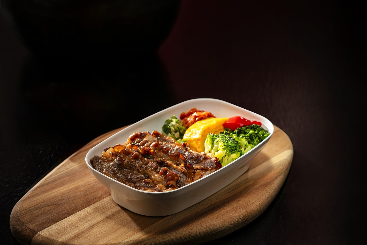 經濟艙推出「乾杯經典牛五花燒肉飯」。(圖/乾杯提供)