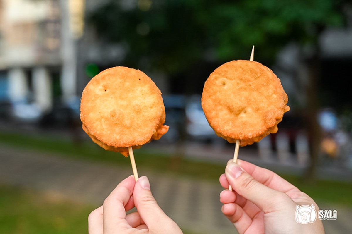 「芋頭餅」餅乾炸得香酥,中間夾的芋泥甜度適中。(圖/莎笠,小日子提供)