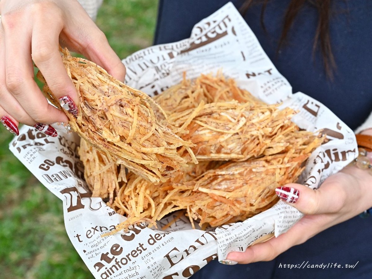 「稻草芋頭」外層炸至金黃酥脆,芋頭絲口感薄脆如洋芋片。(圖/糖糖's 享食生活提供)