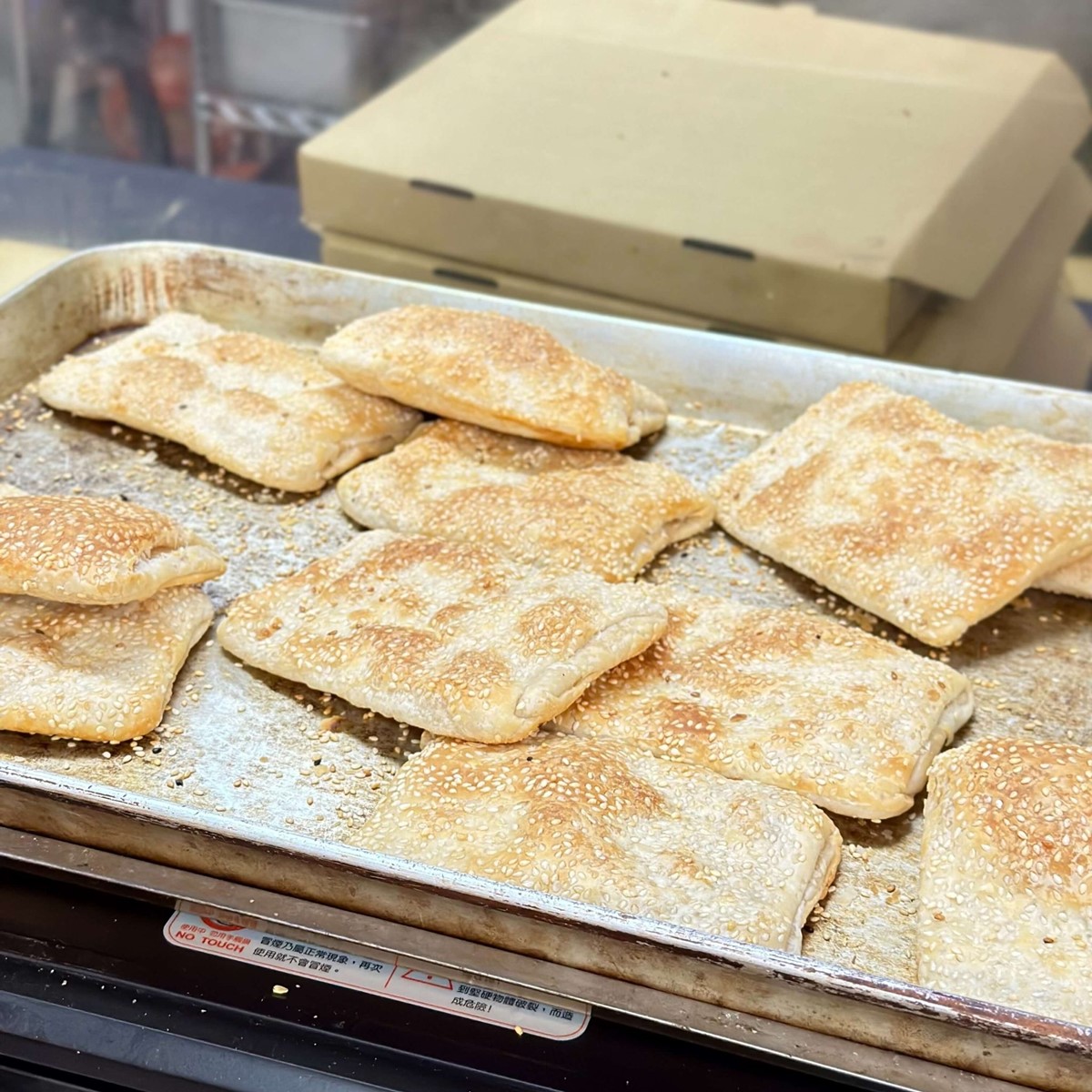 手工燒餅是傳承自上一代「唐宮餐廳」的製法。(圖/跟著Donna一起吃喝玩樂提供)