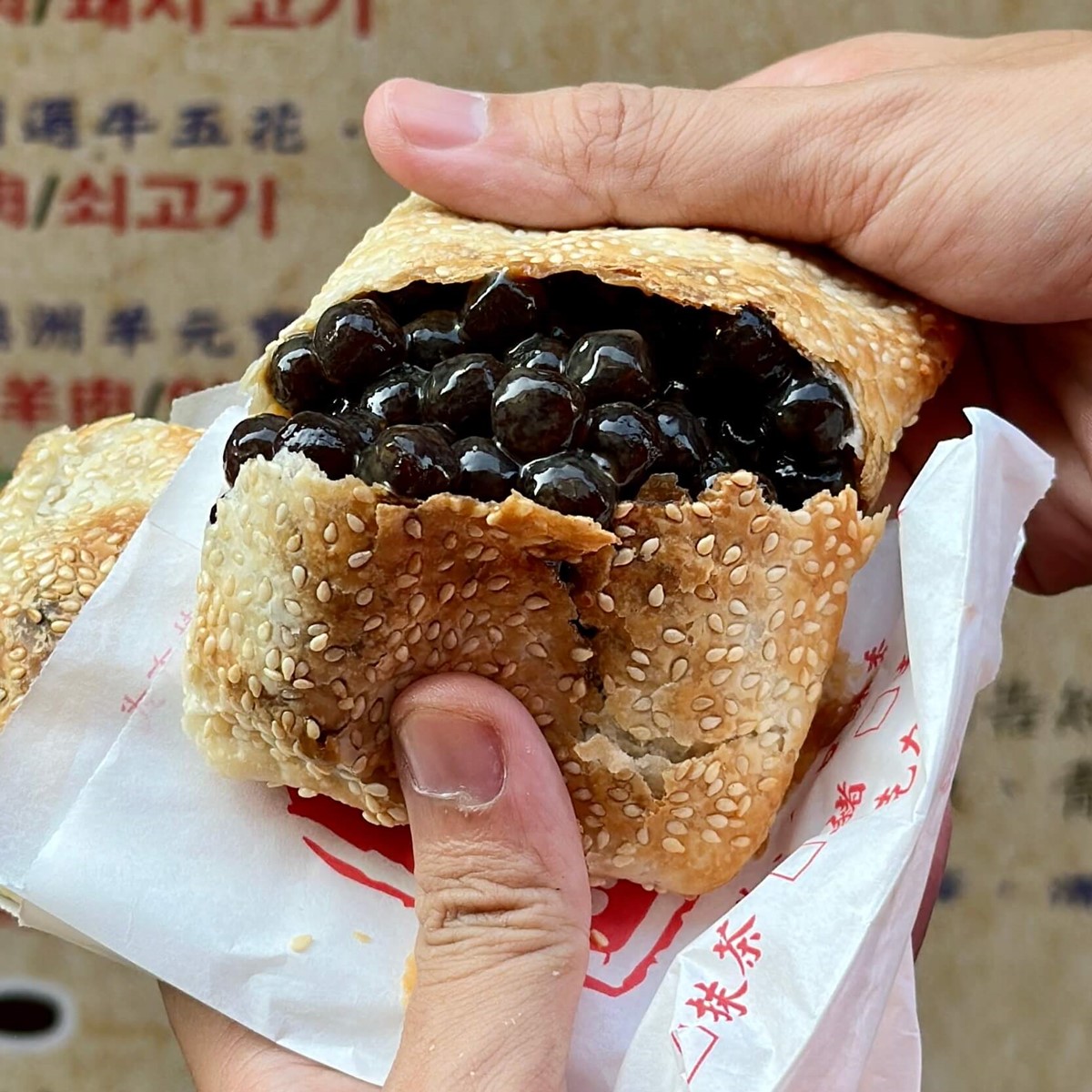 「黑糖珍珠燒餅」塞入滿滿用煉乳拌過的香甜珍珠,黑糖香氣濃郁。(圖/跟著Donna一起吃喝玩樂提供)