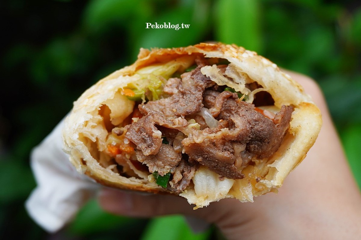 「蒙古羊肉燒餅」外層餅皮香酥,裡頭的炒肉鹹香多汁。(圖/PEKO の Simple Life提供)