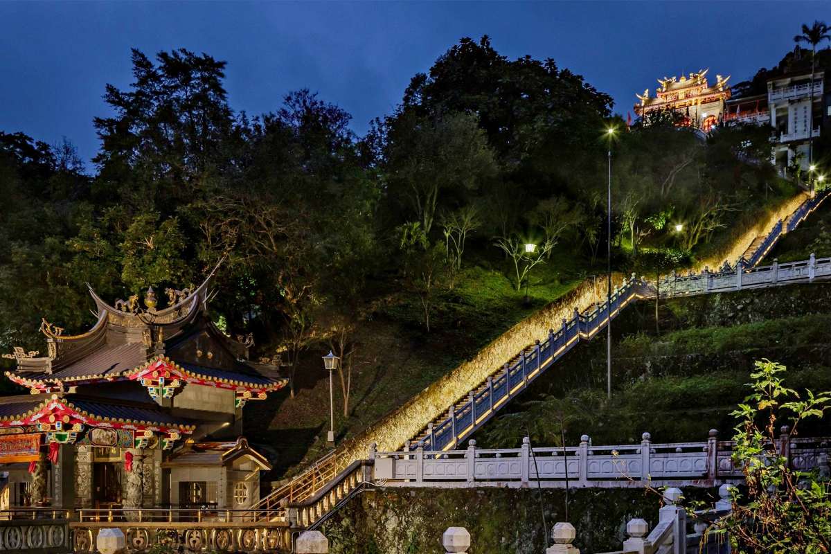 終點為指南宮的竹柏參道，是台北大縱走最輕鬆的步道。（圖／臺北市政府工務局公園路燈工程管理處提供）