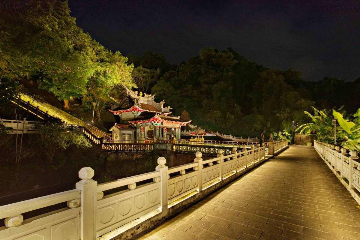接近步道終點的福德祠，在低色溫的暖白光照耀下典雅細緻。（圖／臺北市政府工務局公園路燈工程管理處提供）