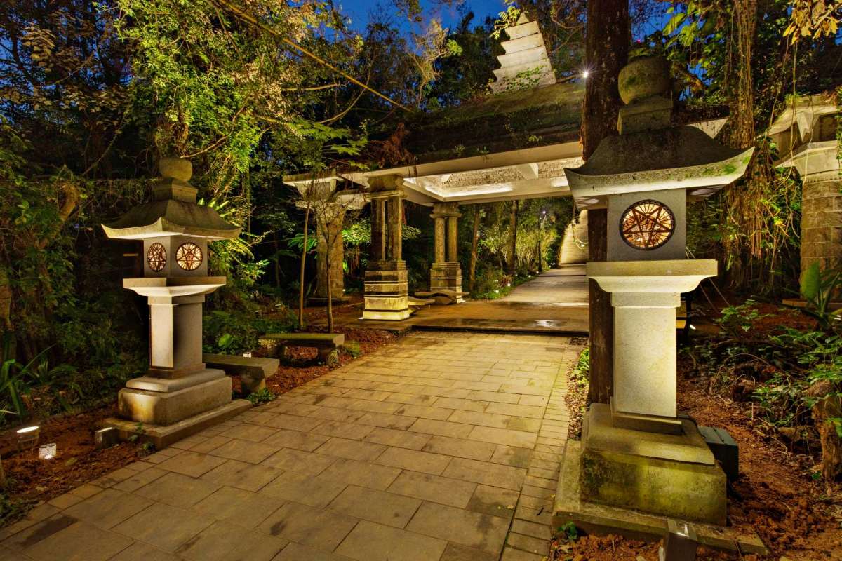 龍嘷亭在光影打造下，相當具有歷史韻味，令人宛如置身日本的神社參道。（圖／臺北市政府工務局公園路燈工程管理處提供）