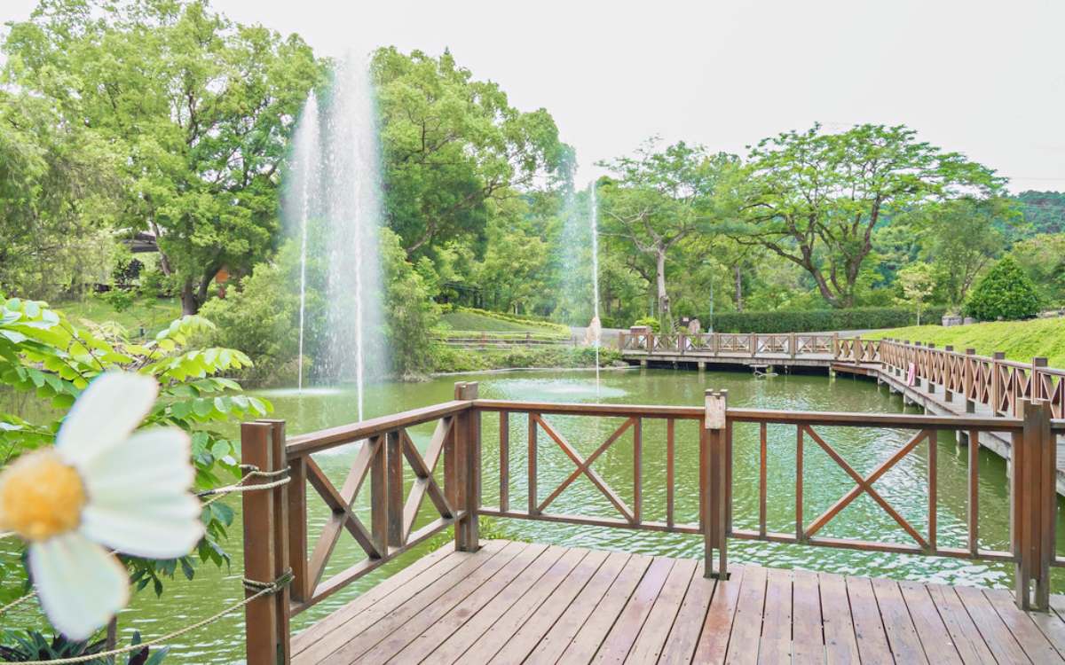 忘憂池占地不大,周圍被綠意圍繞,中間還有搶眼的噴水柱。(圖/優尼太太)