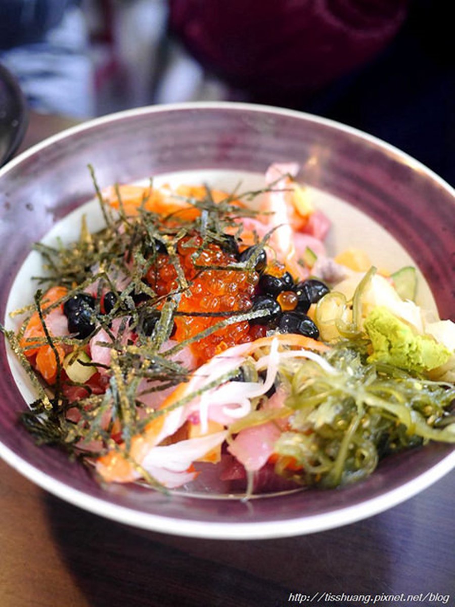 「散壽司」吃得到旗魚、鮭魚、鮭魚卵、花枝、蟹肉棒等,料超多、超豐富。(圖/TISS玩味食尚提供)