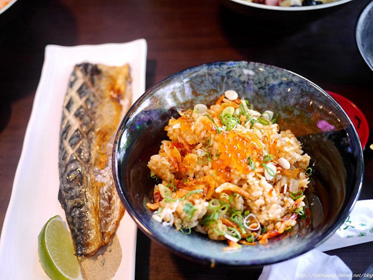 「三多屋特餐」內含1份櫻花蝦鮭魚卵炒飯、1大條烤鯖魚、1碗味噌湯,CP值超高。(圖/TISS玩味食尚提供)