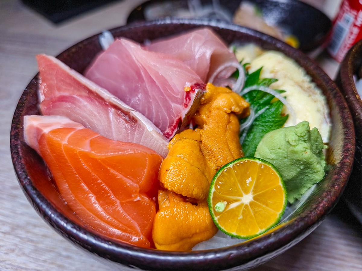 「海膽生魚片丼套餐」內容除了主食,還包含味噌湯,以及手捲、沙拉、小菜三選一。(圖/鄉民食堂提供)