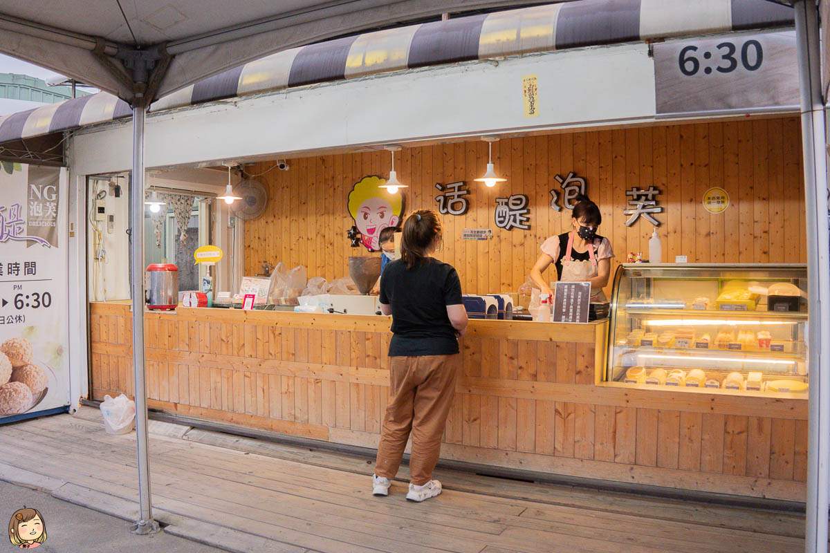 店面隱身小小貨櫃屋之中,前身原名叫做「NG泡芙」,即便價格漲到每顆10元,依舊持續吸引鐵粉回購。(圖/LizChiang栗子醬提供)