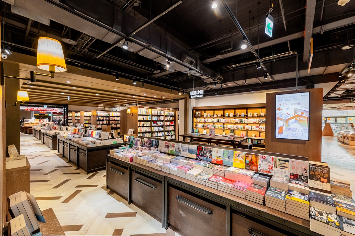 誠品青埔店將涵蓋多元文化內容,除了書店以外,同時包含國際美食、親子育樂、主題展覽、時尚設計等。圖為誠品生活松菸24小時書店。(示意圖/誠品生活提供)