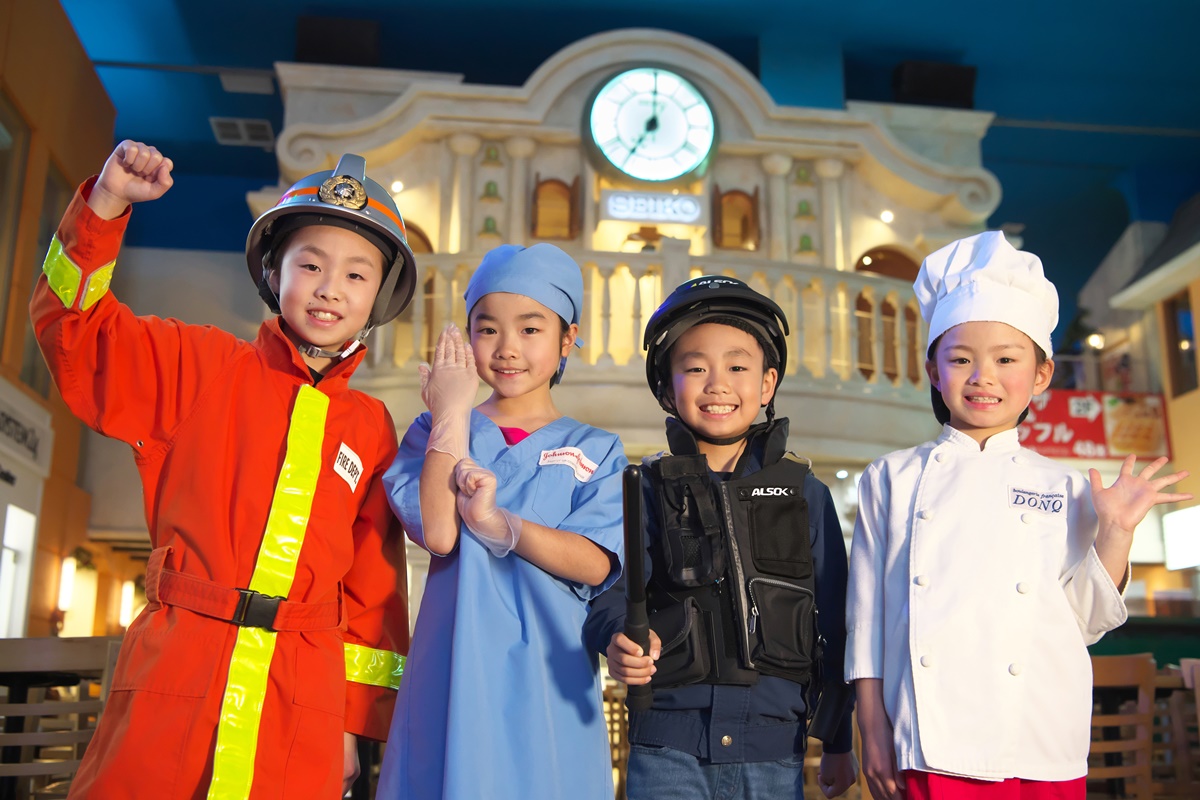 「KidZania」擬真現實裡的職場環境。(圖/KCJ GROUP株式會社提供)