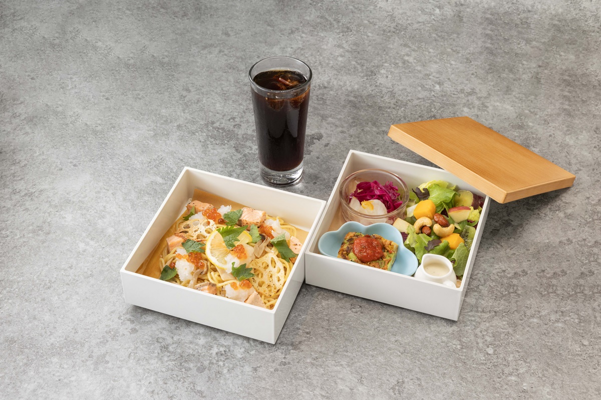 推薦必吃餐點包含日本食用級漆器盛裝的「和洋重箱」。(圖/TSUTAYA BOOKSTORE提供)