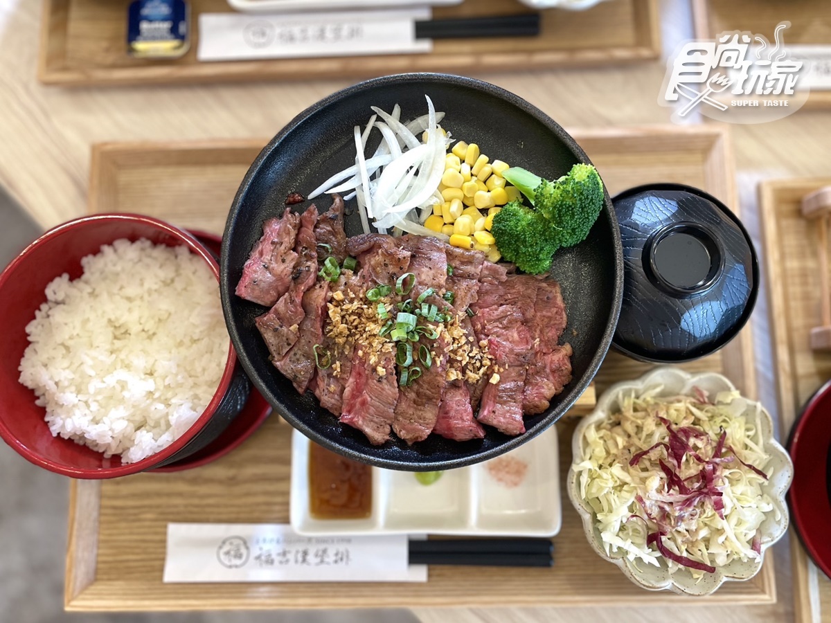 每份漢堡排定食皆會附上小沙拉、味噌湯和越光米白飯。圖為熟成橫膈膜牛排。(圖/張庭瑄 攝)