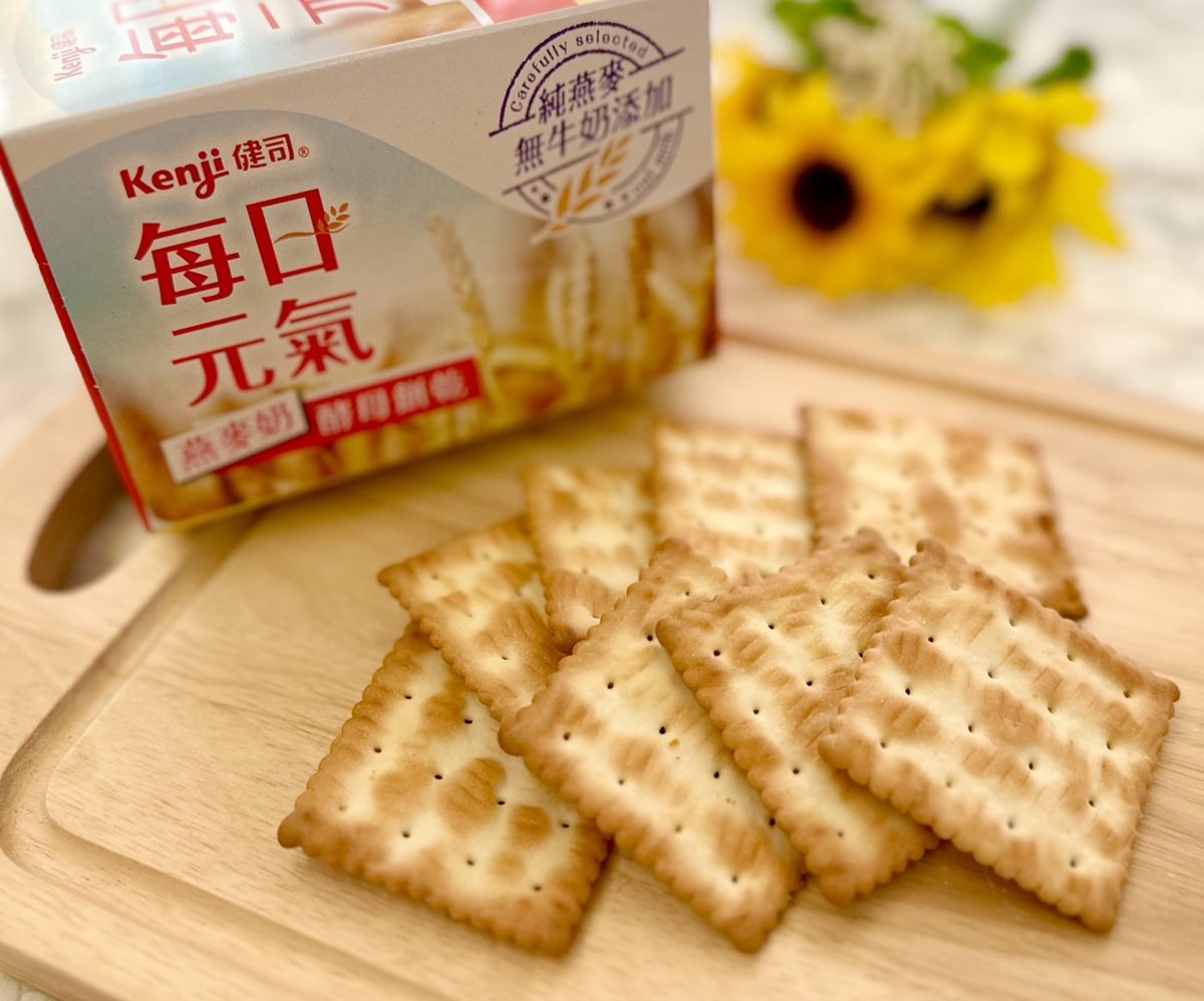 「燕麥奶酵母餅乾」（65元，６入），不含牛奶成分，使用純燕麥奶製作並添加高品質法國酵母，口感酥脆卻不油膩。（圖／健司）