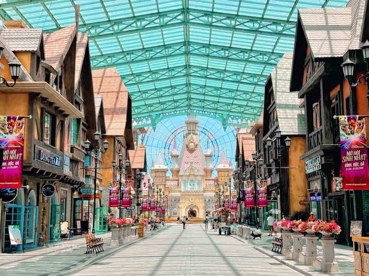 此區充滿歐洲異國情調,有餐廳、便利商店和伴手禮店,翻版的「迪士尼城堡」也在這。(圖/卡琳。摸魚兒趣提供)