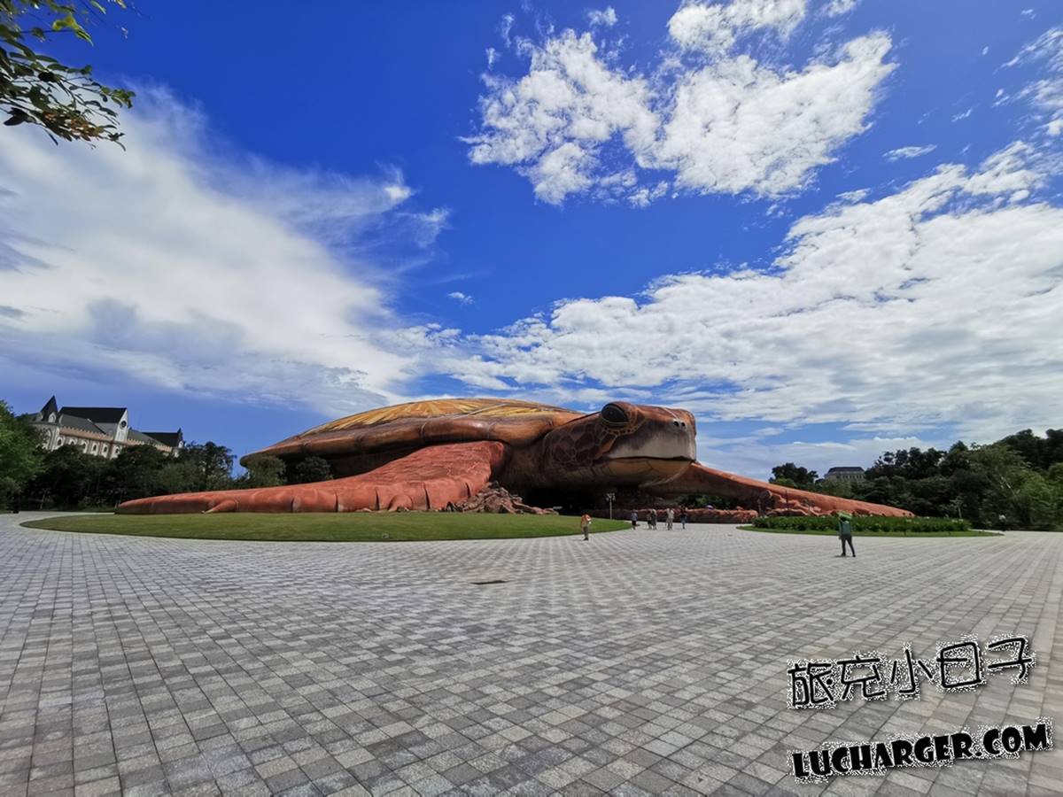 水族館最吸睛的外觀,竟然就是1隻大海龜造型,每天都有精彩的夢幻美人魚秀。(圖/波妮說食話、旅充小日子提供)