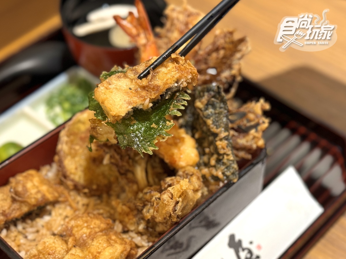 第二吃可以將飯或鰻魚捲入海苔片或紫蘇葉中,加入哇沙米及蔥花佐料調味,增添層次感。(圖/食尚玩家)